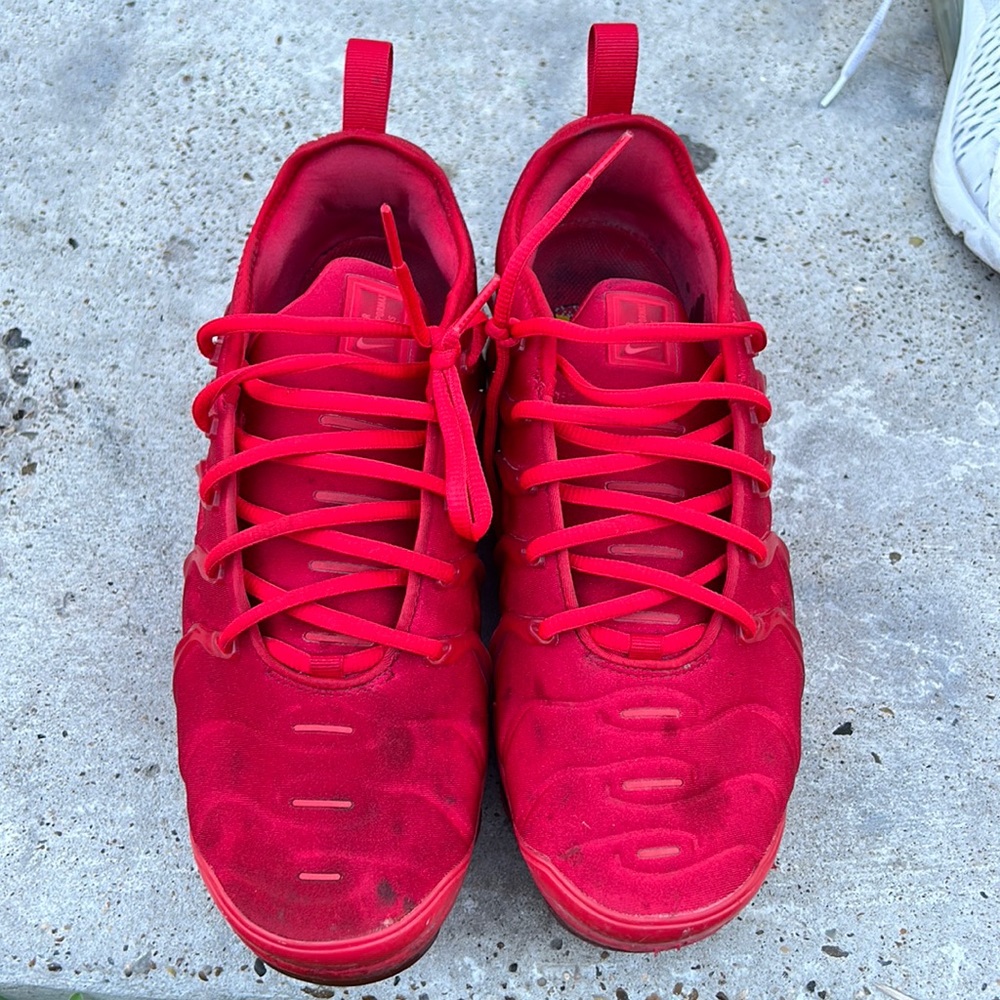 Nike Air VaporMax Plus red